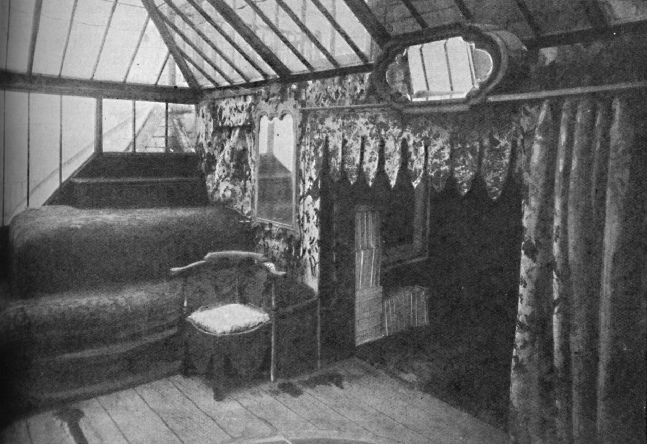 Victor Hugos studerer ved Hauteville House - The Room in which Les Miserables was Written, c1925 af Unbekannt