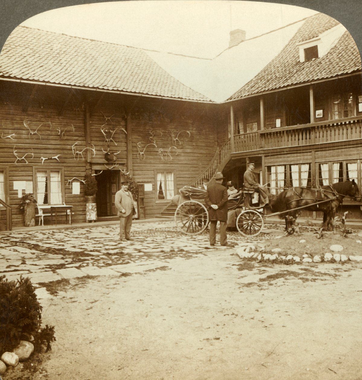 Victoria Hotel, prydet med rensdyrgevir, ved Kongsberg, i det barske Norge, c1905. af Unbekannt