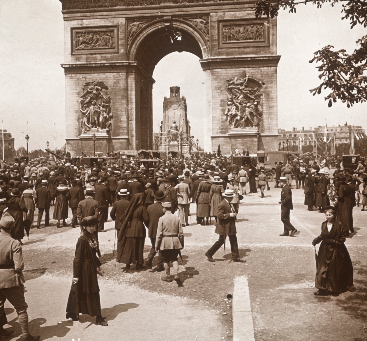 Sejrsfejring, civile ved Triumfbuen, Paris, Frankrig, juli 1919. af Unbekannt