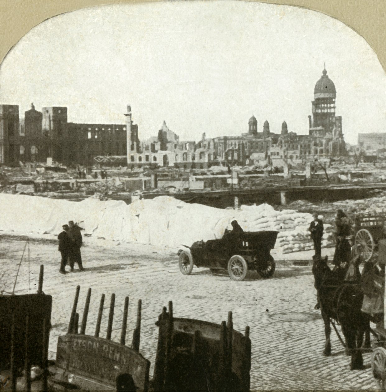 Udsigt fra Moulder School distributionsstation, viser tonsvis af mel på fortovet, 1906. af Unbekannt