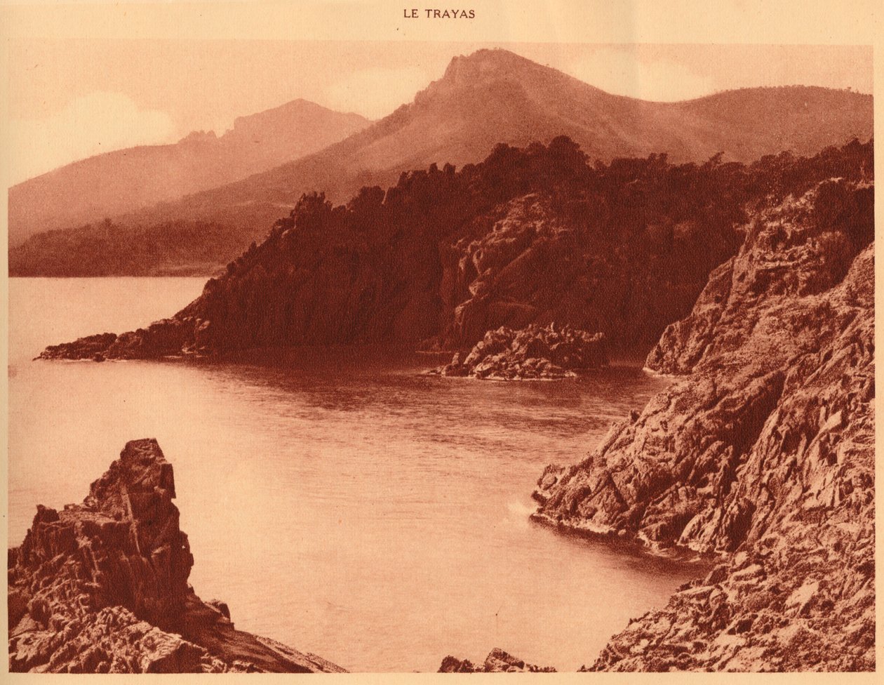 Udsigt over Aurelius-toppen og Cap Roux, Le Trayas, 1930. af Unbekannt