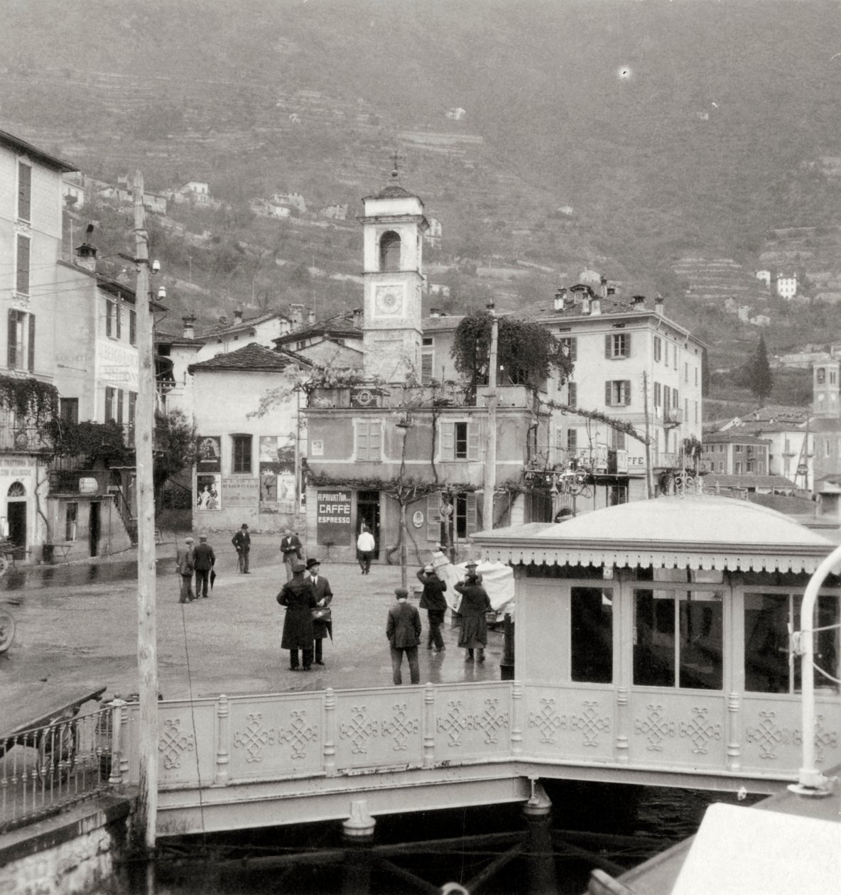 Udsigt over Moltrasio ved bredden af Comosøen, Italien, 20. århundrede af Unbekannt