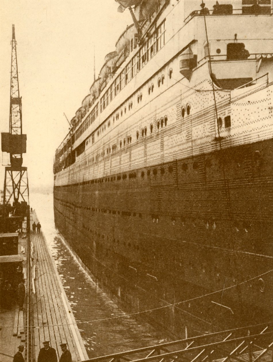 Udsigt over styrbords side af Majestic, da hun kom ind i den flydende tørdok, c1930. af Unbekannt