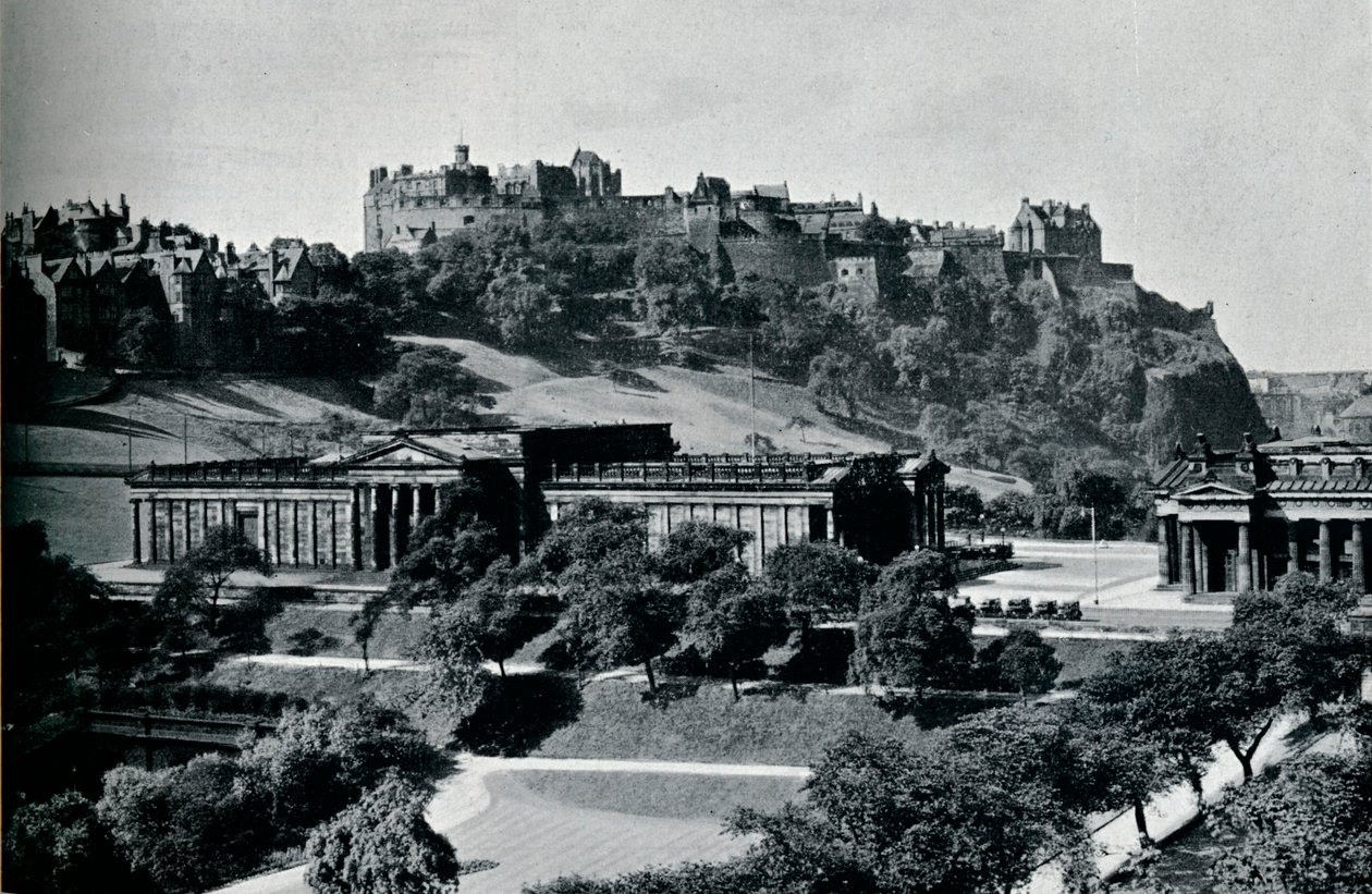 Udsigt over National Gallery of Scotland og Edinburgh Castle, c1945 af Unbekannt