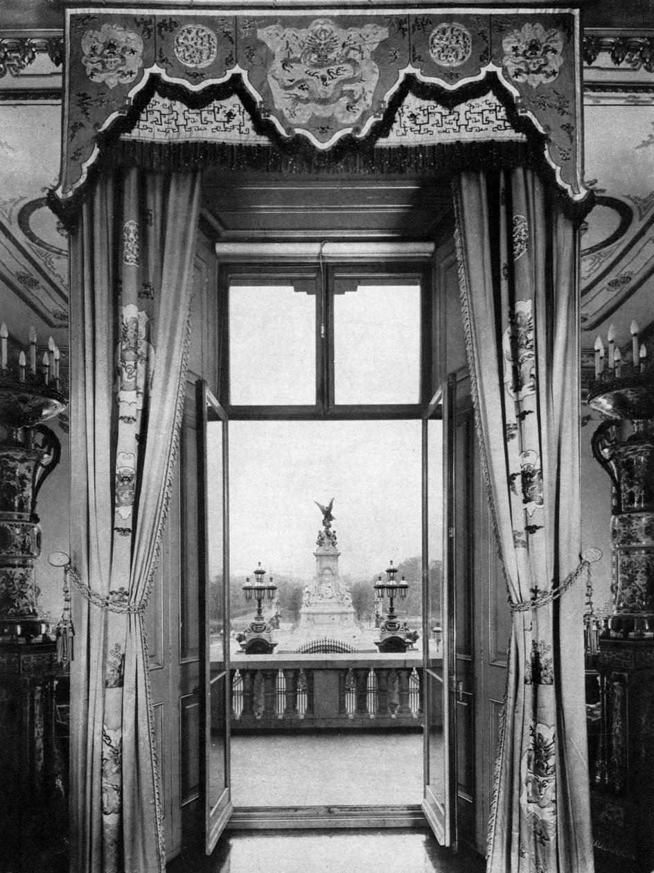 Udsigt over Victoria-monumentet inde fra Buckingham Palace, London, 1935 af Unbekannt