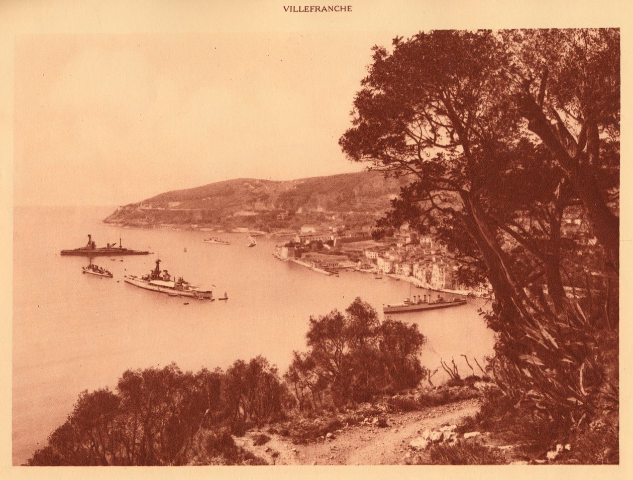 Udsigt over byen og Roadstead, Villefranche, 1930. af Unbekannt