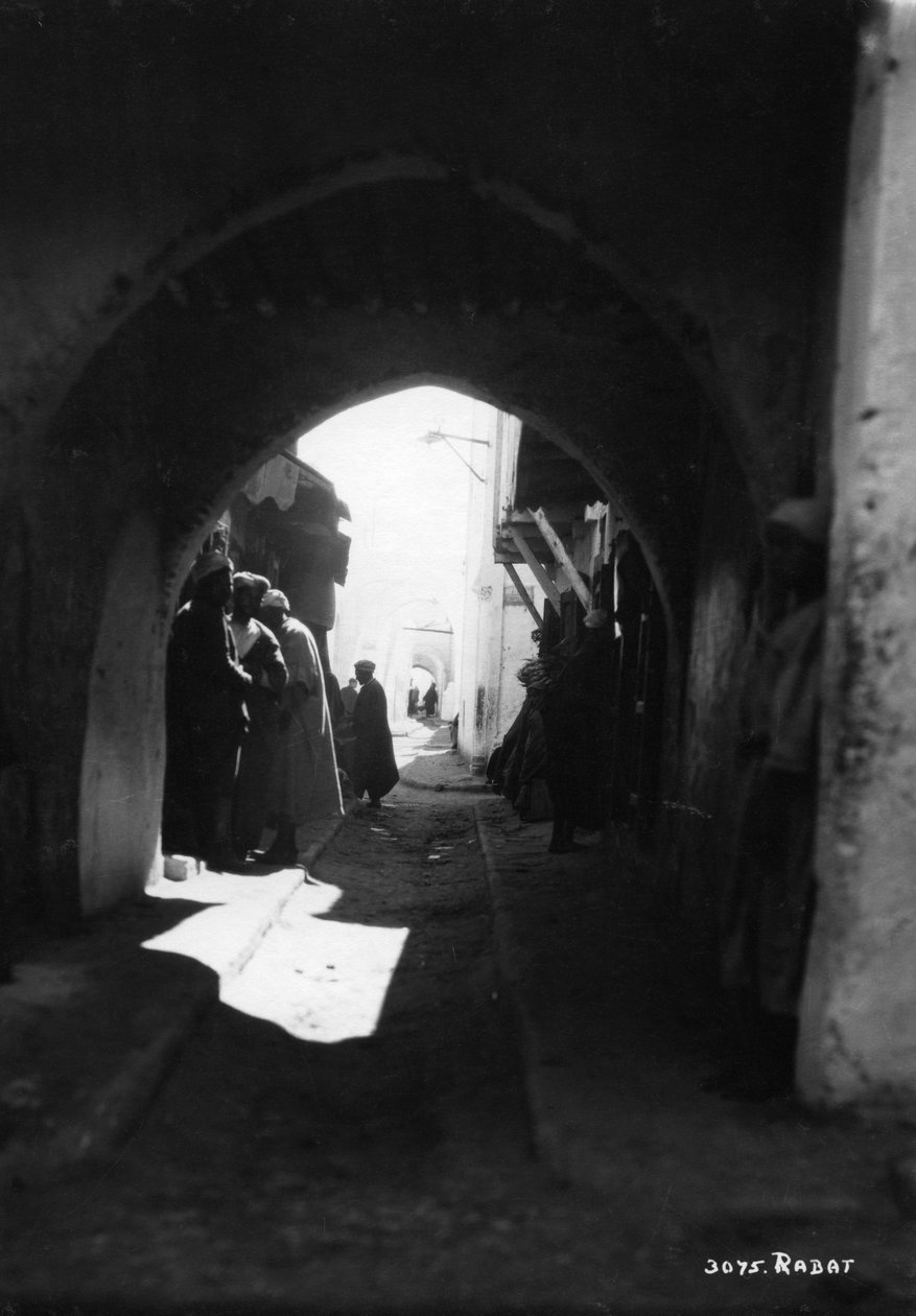 Udsigt gennem en buegang, Rabat, Marokko, c1920