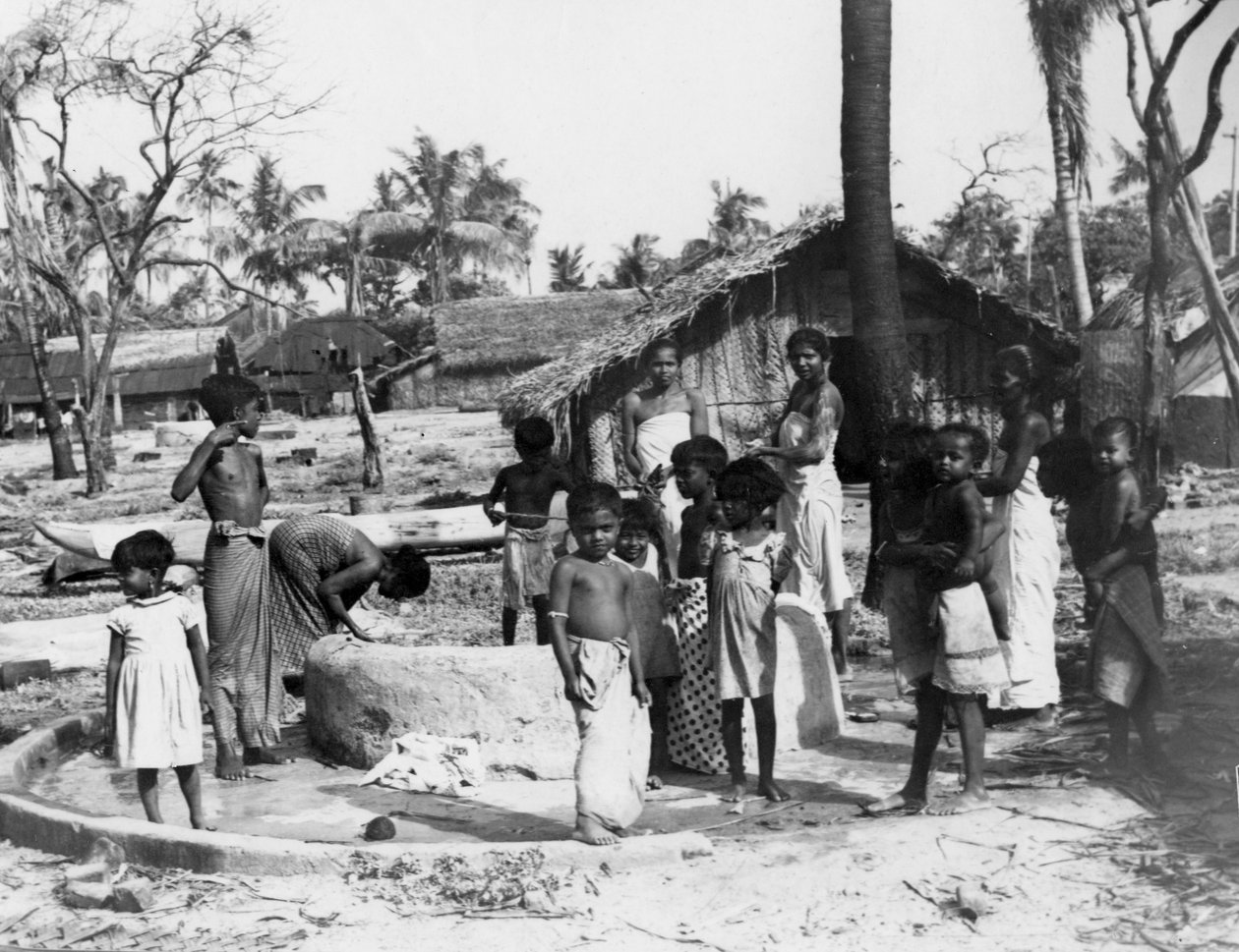 Landsbyscene, Trincomalee, Ceylon, 1945 af Unbekannt