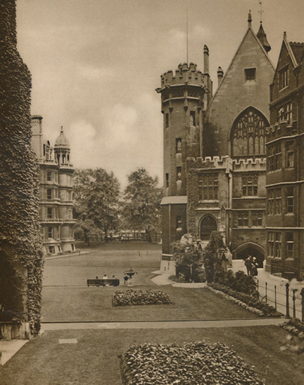 Udsigt over Middle Temple Gardens fra Fountain Court, c1935. af Unbekannt