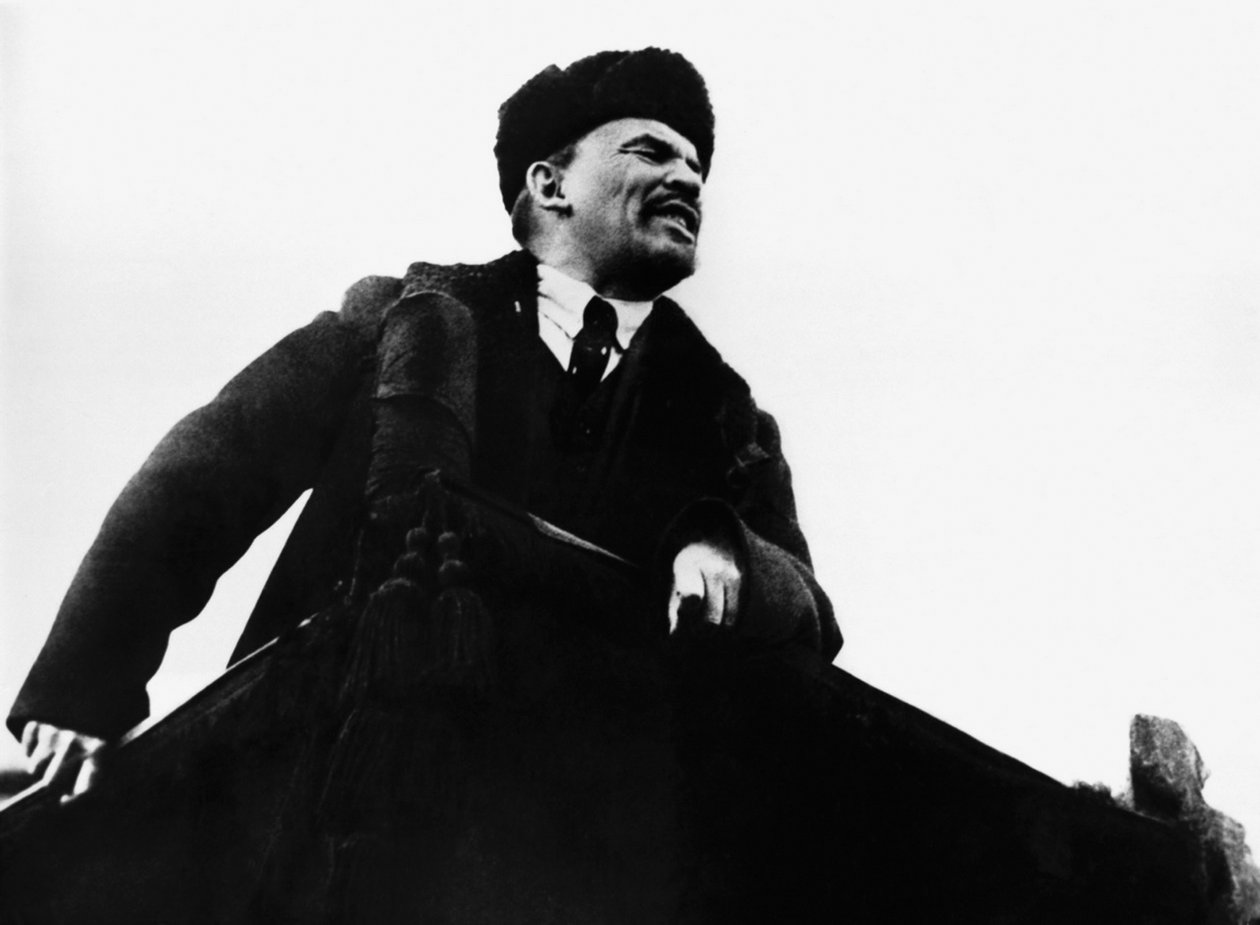 Vladimir Ilich Lenin, russisk bolsjevikisk revolutionær leder, taler fra en talerstol, 1917 af Unbekannt