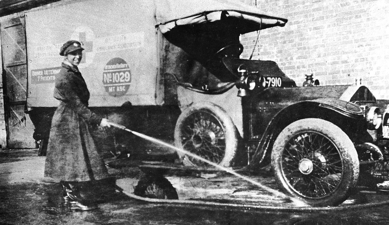 Frivillig engelsk kvindelig chauffør skyller sin ambulance ned, Cambridge, Første Verdenskrig, 1915 af Unbekannt
