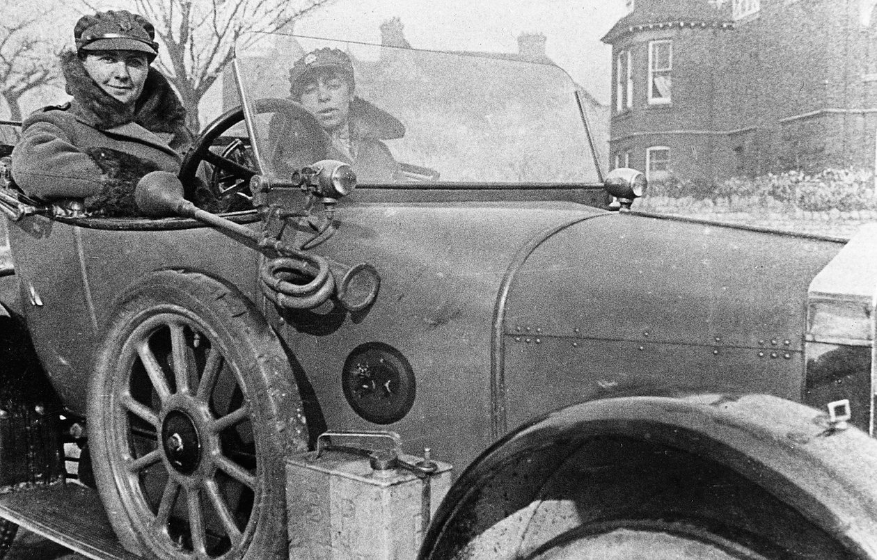 Frivillige kvindelige chauffører i en Wolseley, doneret til krigsindsatsen, Cambridge, Første Verdenskrig, 1915 af Unbekannt