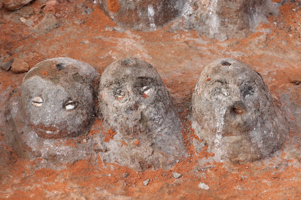 Voodoo-fetich ved indgangen til et kloster. Togoville, Togo af Unbekannt