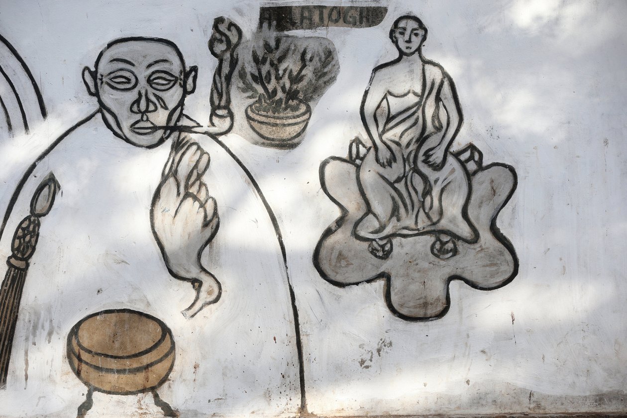 Voodoo-vægmaleri på Akodessewa Fetish Market, kendt som verdens største voodoo-marked. Lomé, Togo af Unbekannt