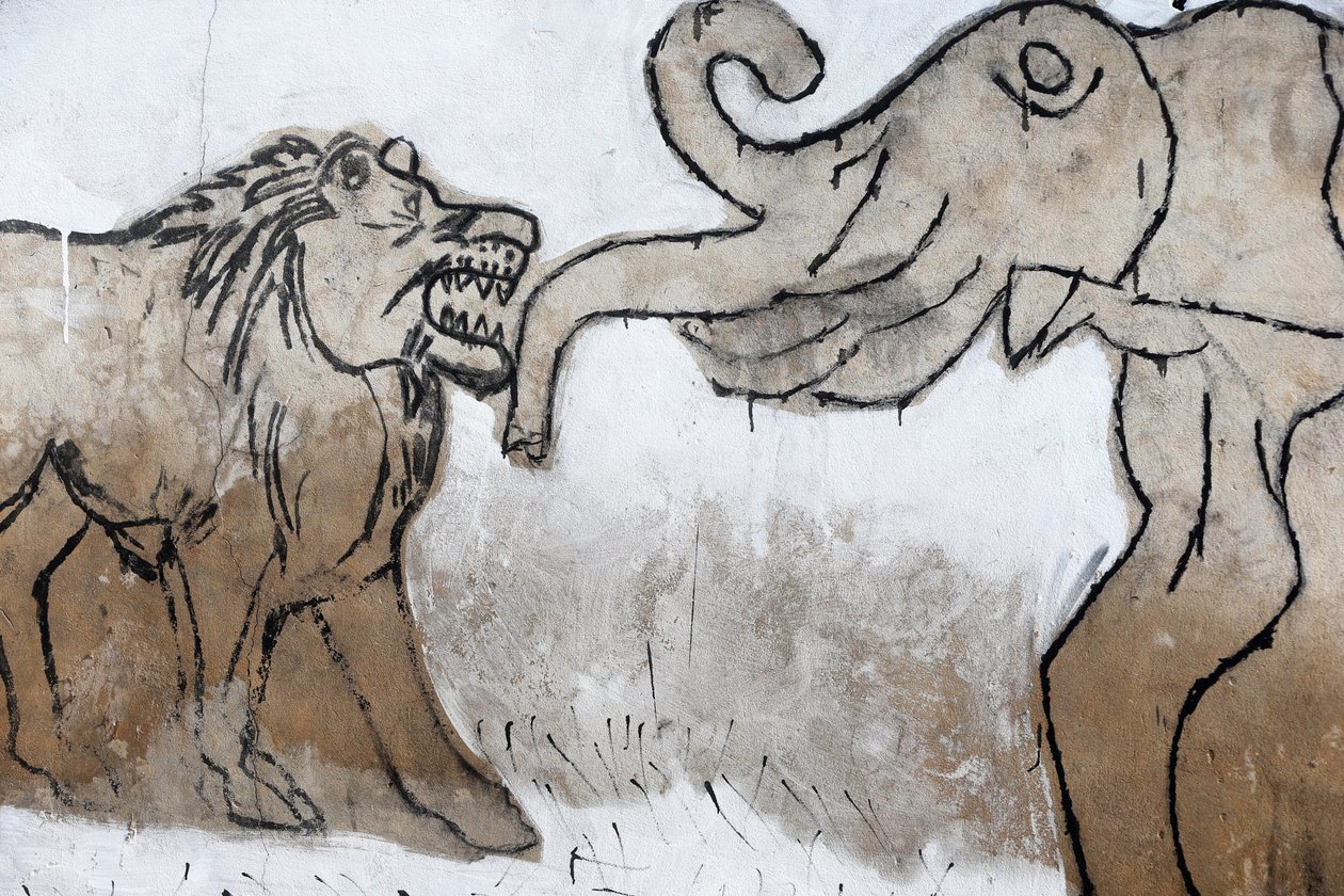 Voodoo-vægmaleri på Akodessewa Fetish Market, kendt som verdens største voodoo-marked. Elefant og løve. Lomé, Togo af Unbekannt
