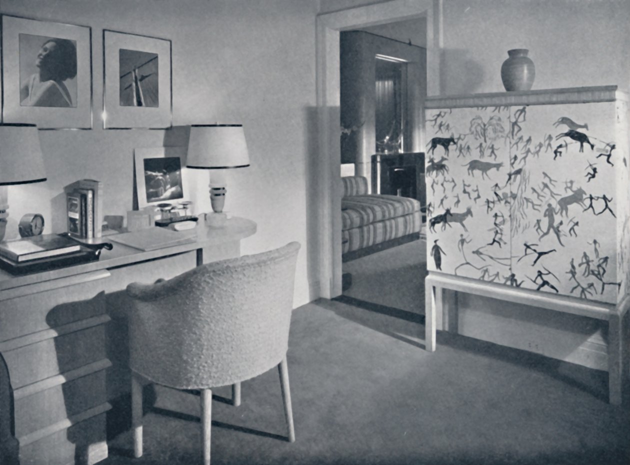 W. & J. Sloane. Fotografers hobbyrum med et skrivebord i naturligt egetræ, et håndvævet betræk på t af Unbekannt