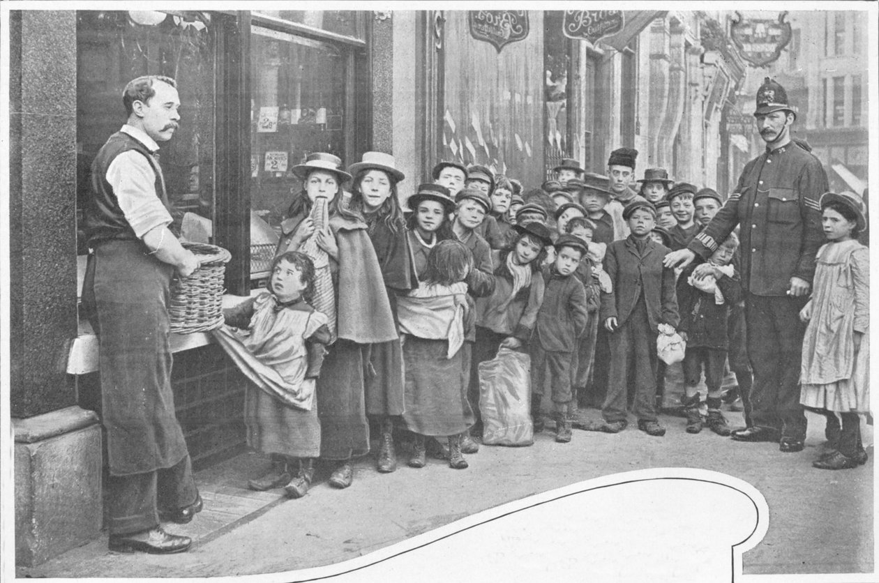 Venter på pakker med mad, Cheapside, c1903 1903 af Unbekannt