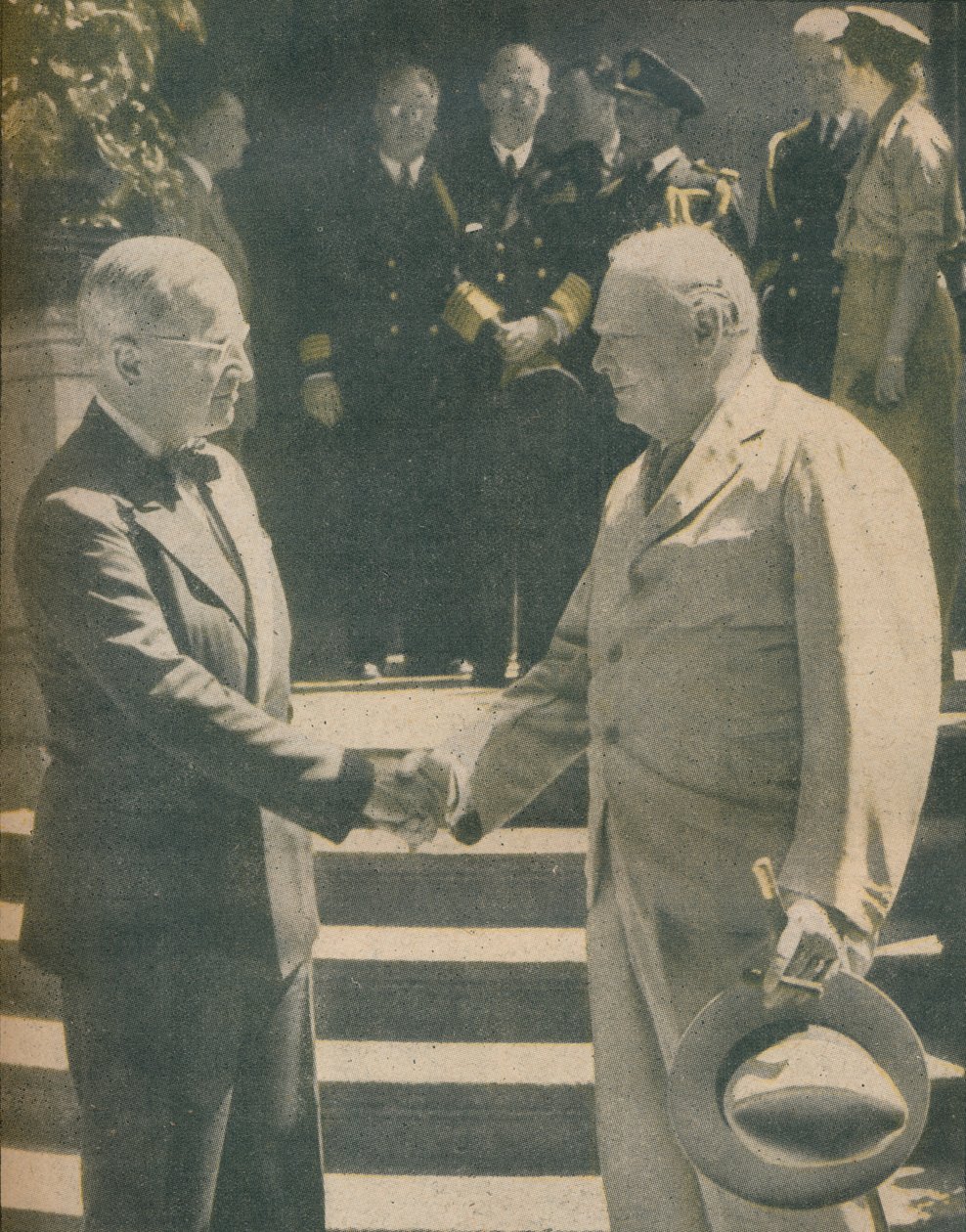 Varmt håndtryk mellem premier og præsident, 1945 af Unbekannt