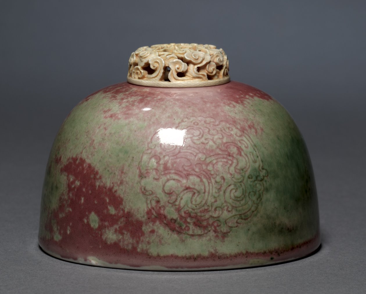 Vandgryde med elfenbenslåg, 1662-1722. af Unbekannt