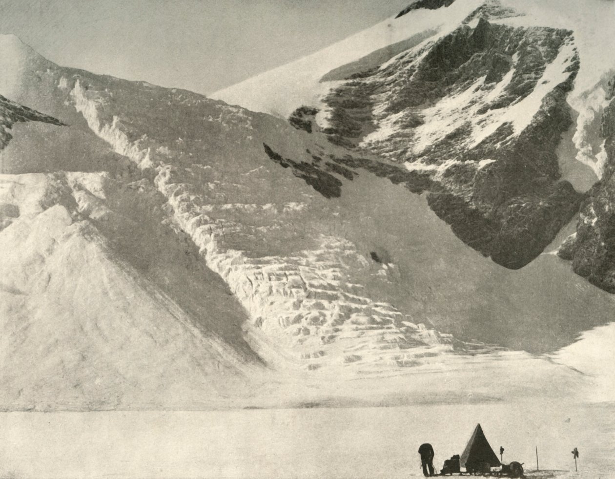 Western Partys lejrer den 28. december under en hængende gletsjer ved katedralens klipper, 1909 af Unbekannt