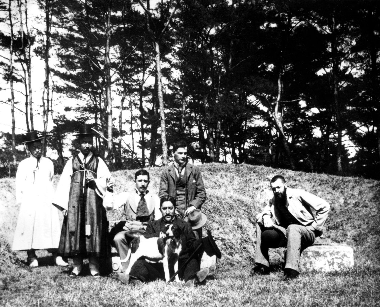 Vestlige besøgende med lokalbefolkningen, Nam San, Korea, 1900 af Unbekannt