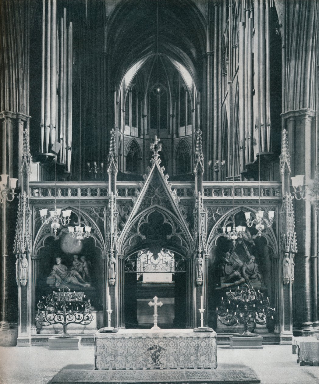 Westminster Abbey, London, viser Benno Elkans Gamle Testamente og Det Nye Testamentes kandelaber, c1942 af Unbekannt