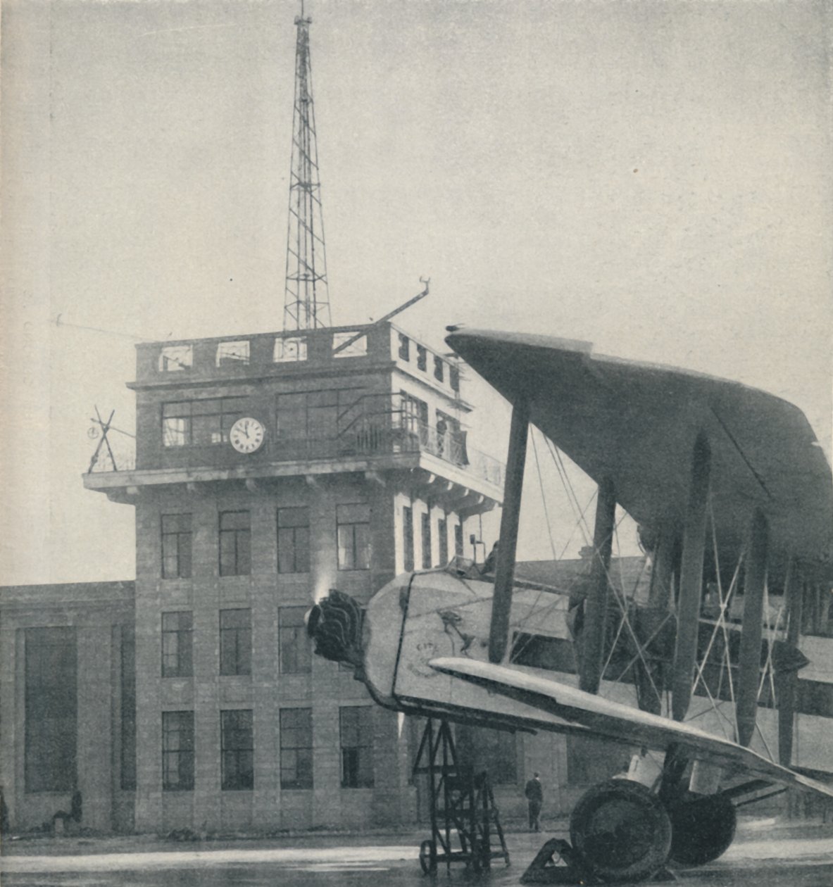 Hvor officerer på en stor flyveplads holder kontakt med de flyvende piloter, c1935 af Unbekannt