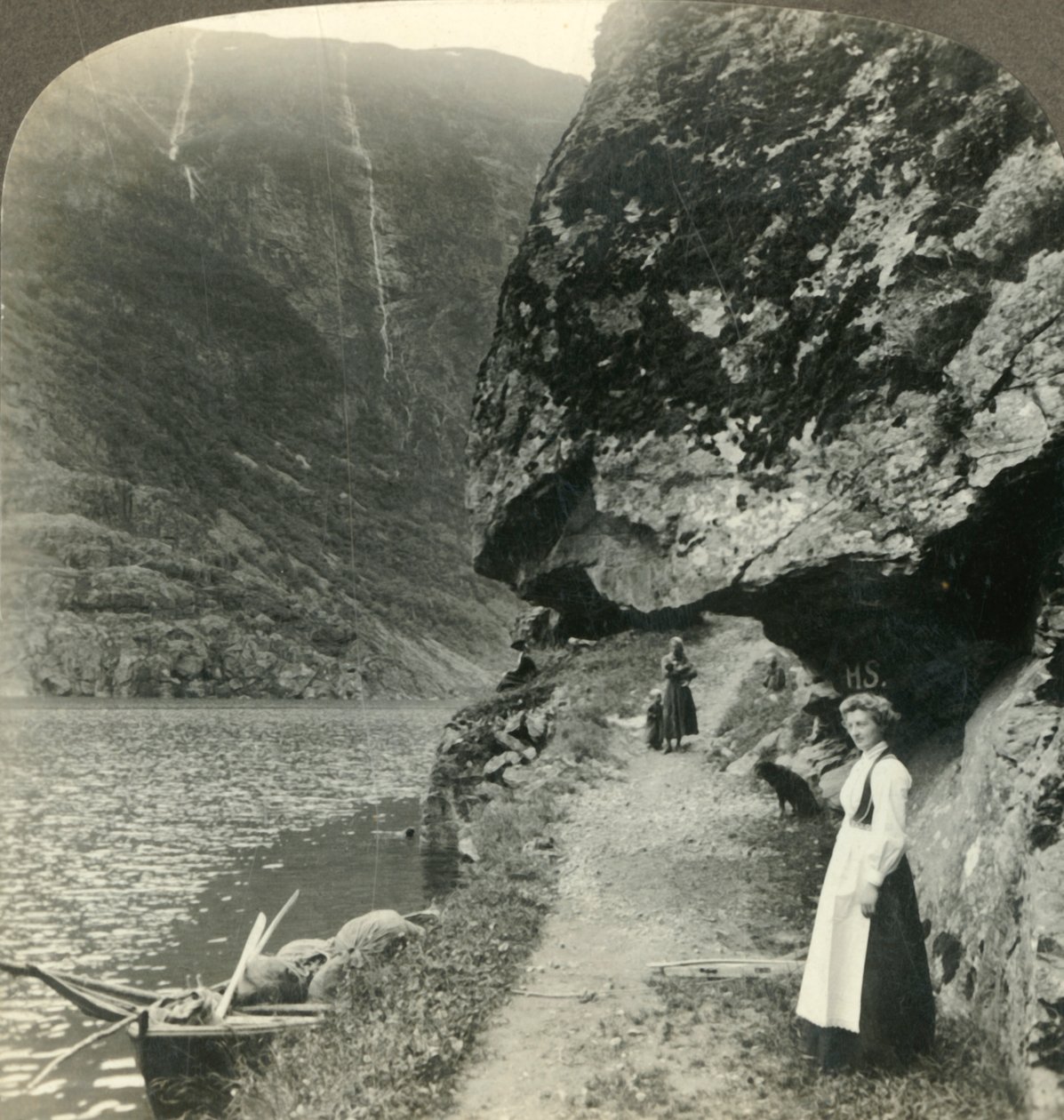 Hvor vejen kryber under de fremspringende klipper ved vandet i Nerofjorden, Norge, c1905. af Unbekannt