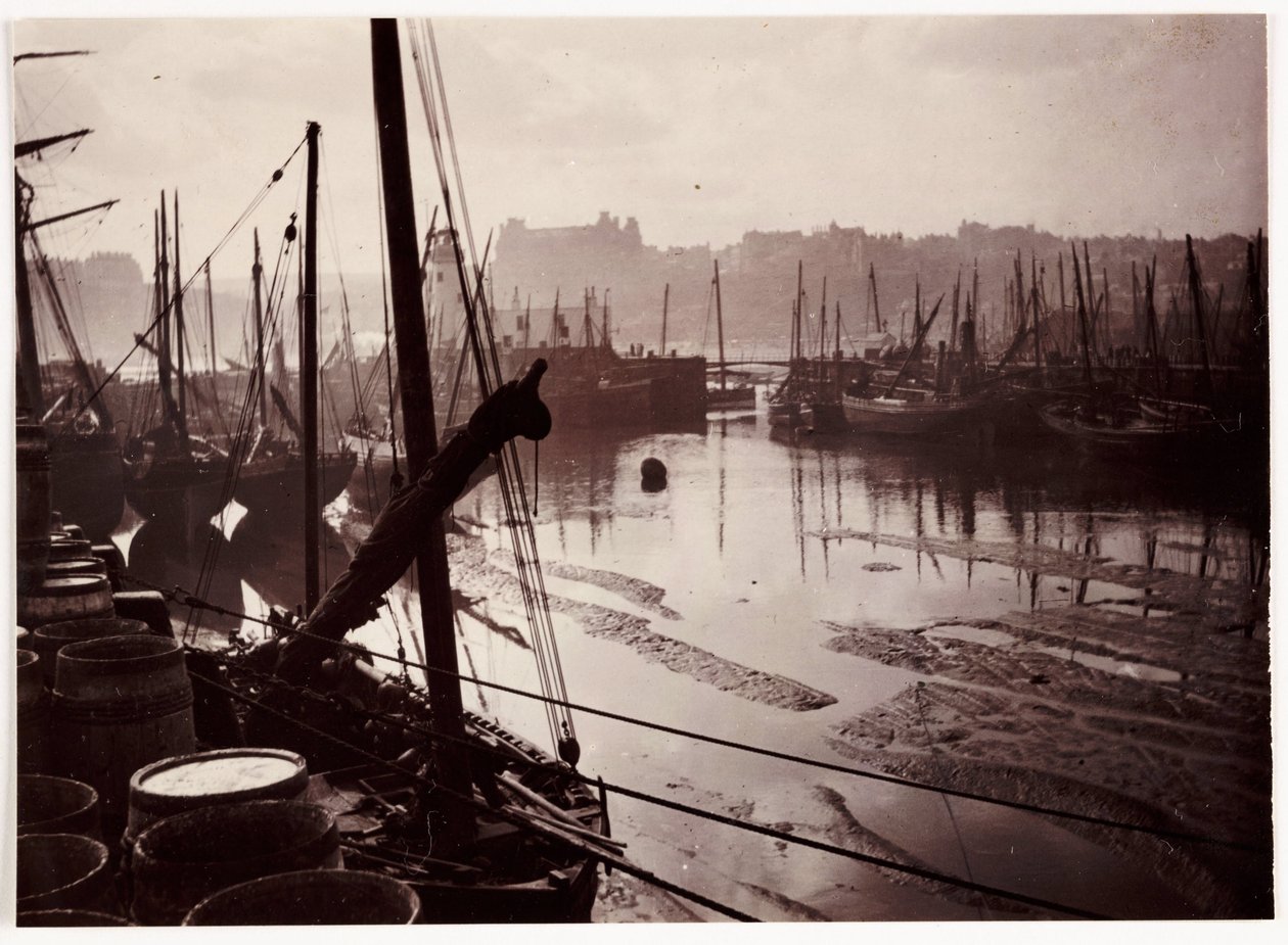 Whitby Harbour ved lavvande, c 1905 af Unbekannt