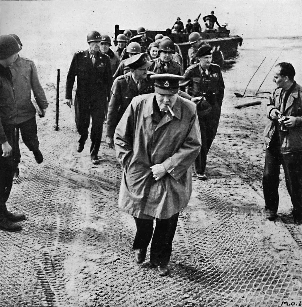 Winston Churchill på tværs af Rhinen. Udad til Tyskland! Onwards to Victory!, 1945 af Unbekannt