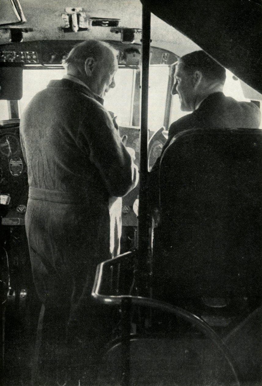 Winston Churchill taler med kaptajn Shakespeare på flyvebåden Berwick, c1939-c1944 1946. af Unbekannt