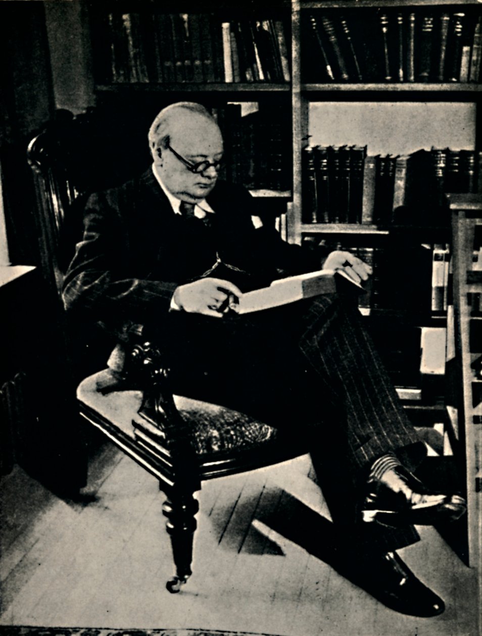Winston Spencer Churchill i hans bibliotek, 1945. af Unbekannt