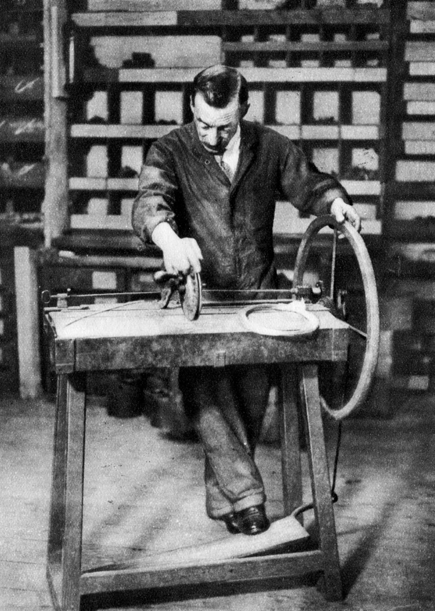 Tråd vikles ind i fjedre til fjederlåse, London, 1926-1927 af Unbekannt