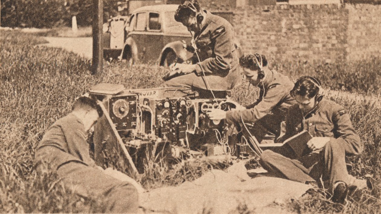 Trådløs operatør inde i den nyeste type træningsmaskine, 1940 af Unbekannt