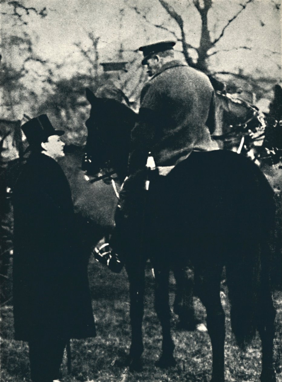 Med kong George V ved militærøvelser, 1913, 1945. af Unbekannt