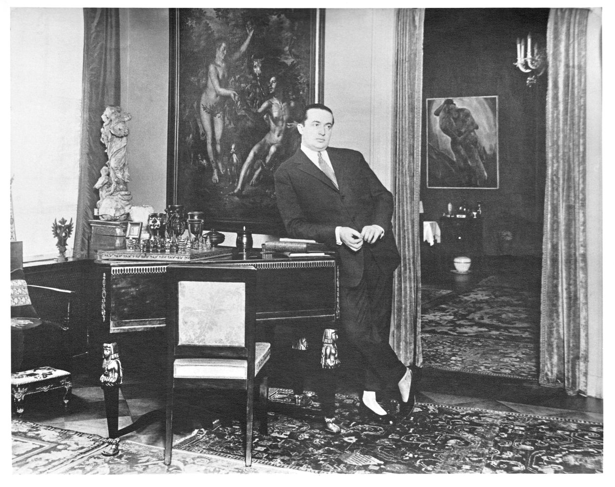 Wolfgang Gurlitt i studiet af hans galleri ved Potsdamer Strasse, Berlin, ca. 1925. af Unbekannt
