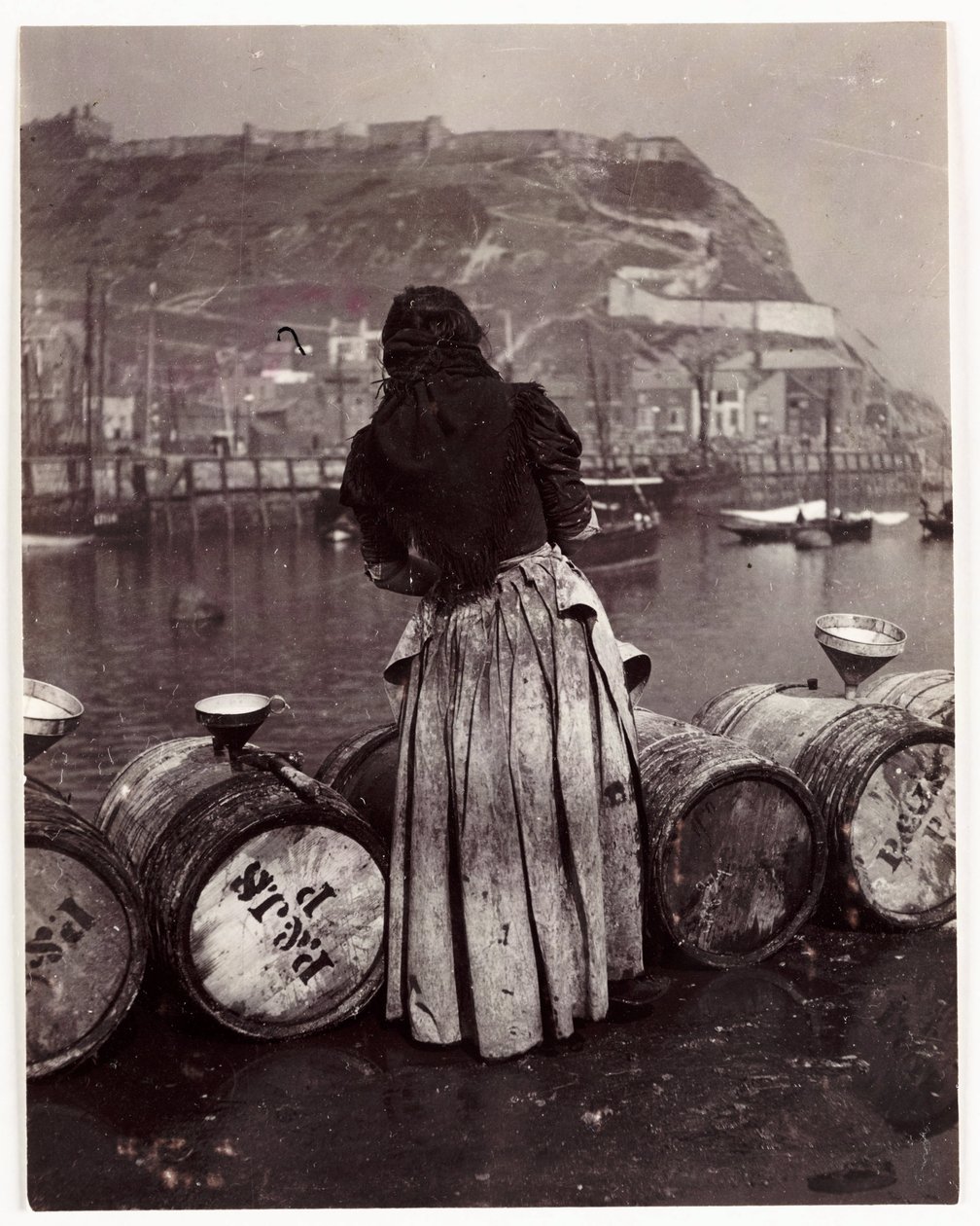 Kvinde og tønder, Whitby Harbour, c 1905 af Unbekannt