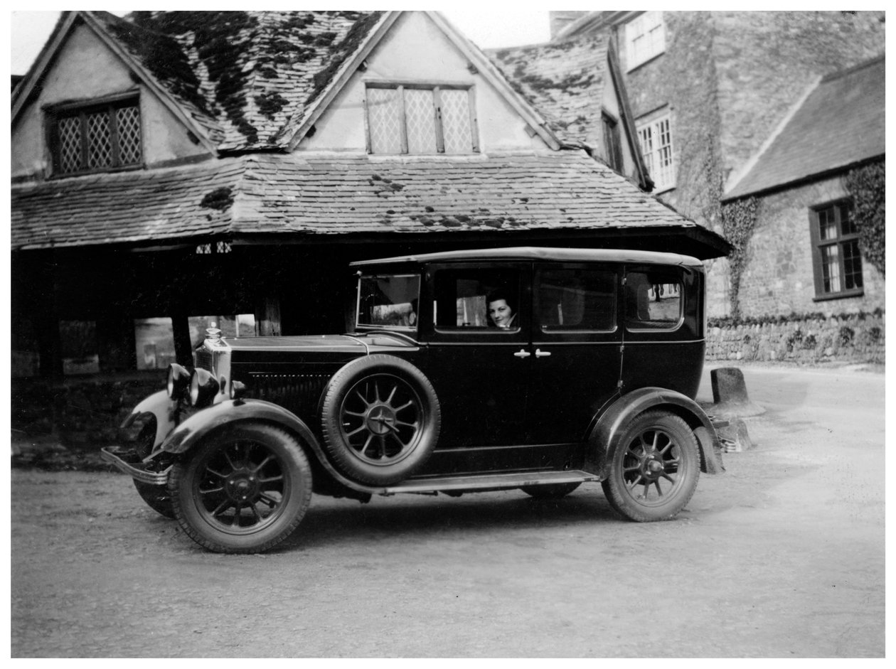Kvinde i en veteranbil, c1920