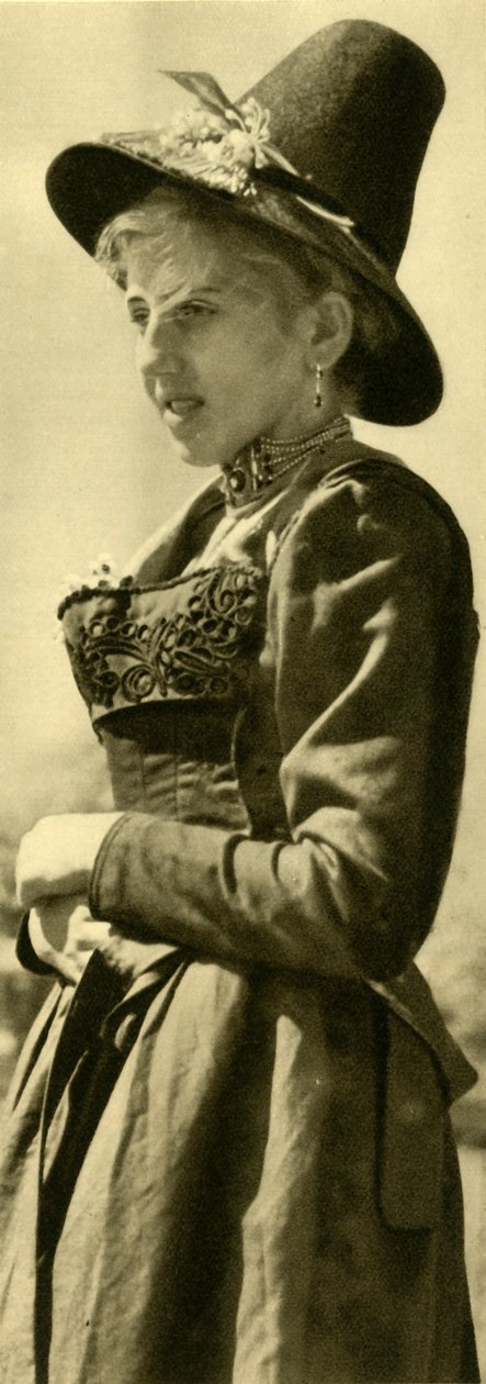 Kvinde i traditionel kostume, Tyrol, Østrig, c1935. af Unbekannt
