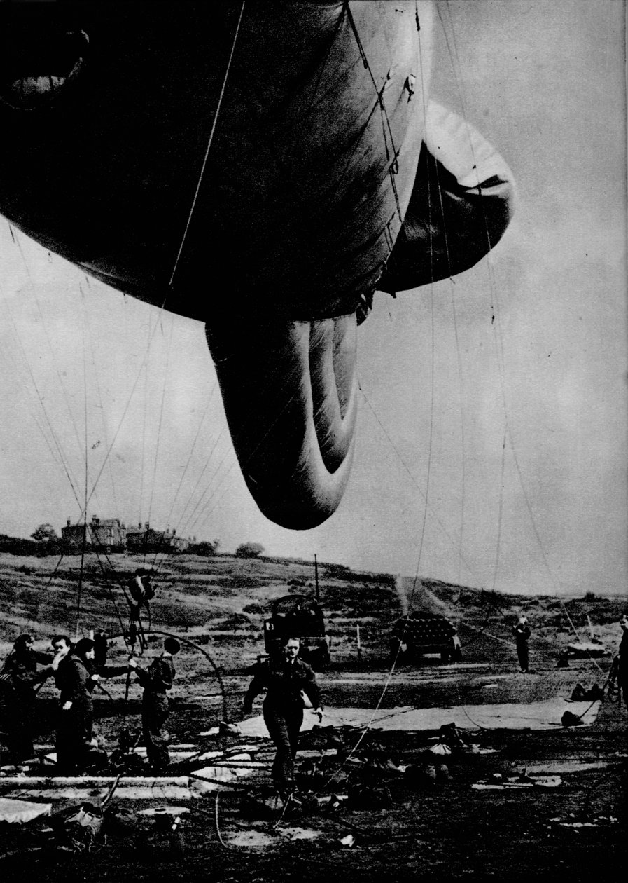 Kvinde fra WAAF håndterer en spærreildsballon, 1943 af Unbekannt