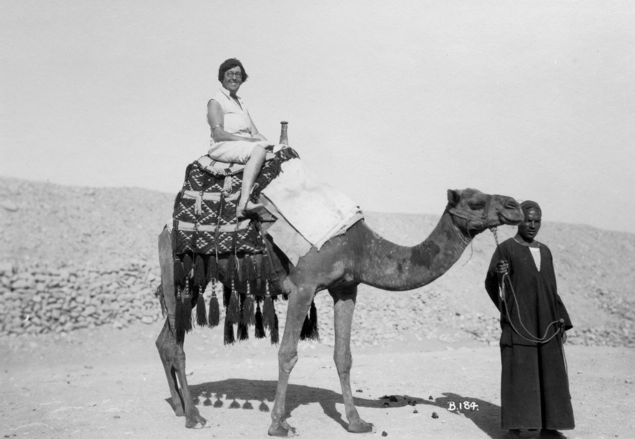 Kvinde på kameltur, Egypten, c1920