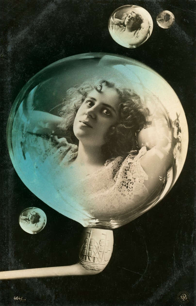 Kvinde reflekteret i en boble, postkort, c1890-c1909 af Unbekannt
