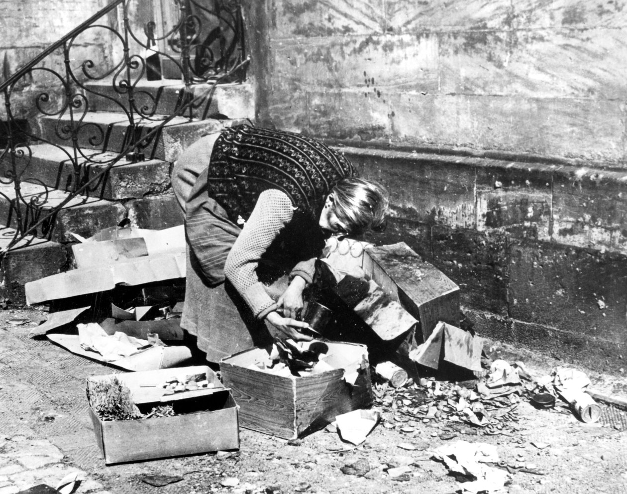 Kvinde på jagt efter mad, Bayreuth, Tyskland, april 1945 af Unbekannt