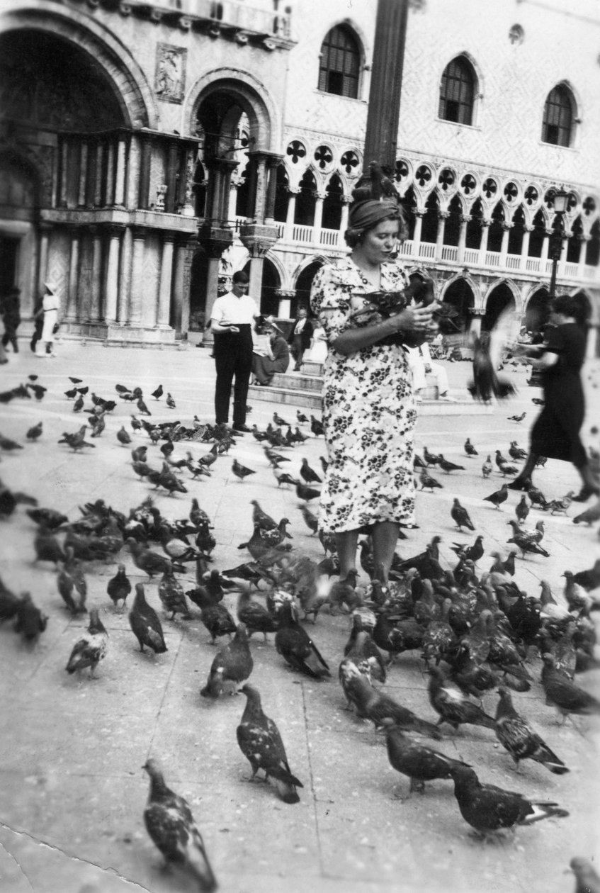 Kvinde omgivet af duer, Markuspladsen, Venedig, Italien, 1938 af Unbekannt