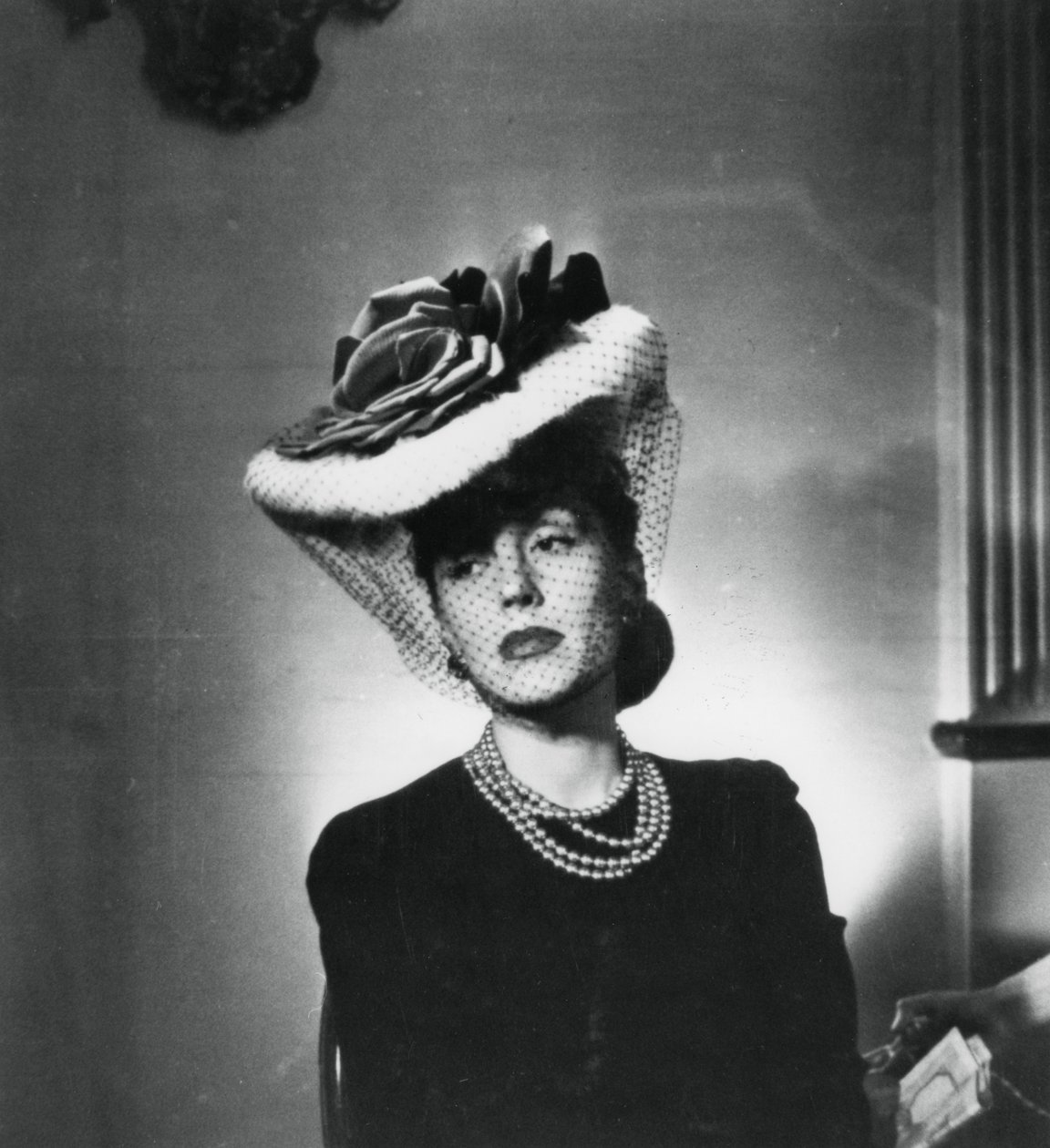 Kvinde iført hat og slør af den franske modedesigner Jacques Fath, Frankrig, 1943 af Unbekannt