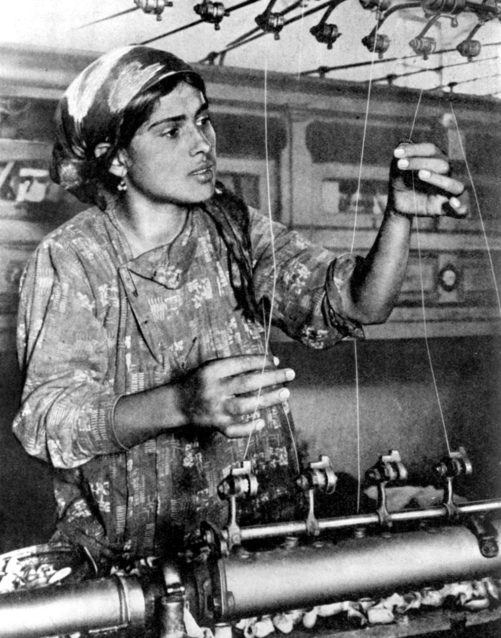 Kvinde, der arbejder i silkeindustrien, Samarkand, Usbekistan, 1936 af Unbekannt
