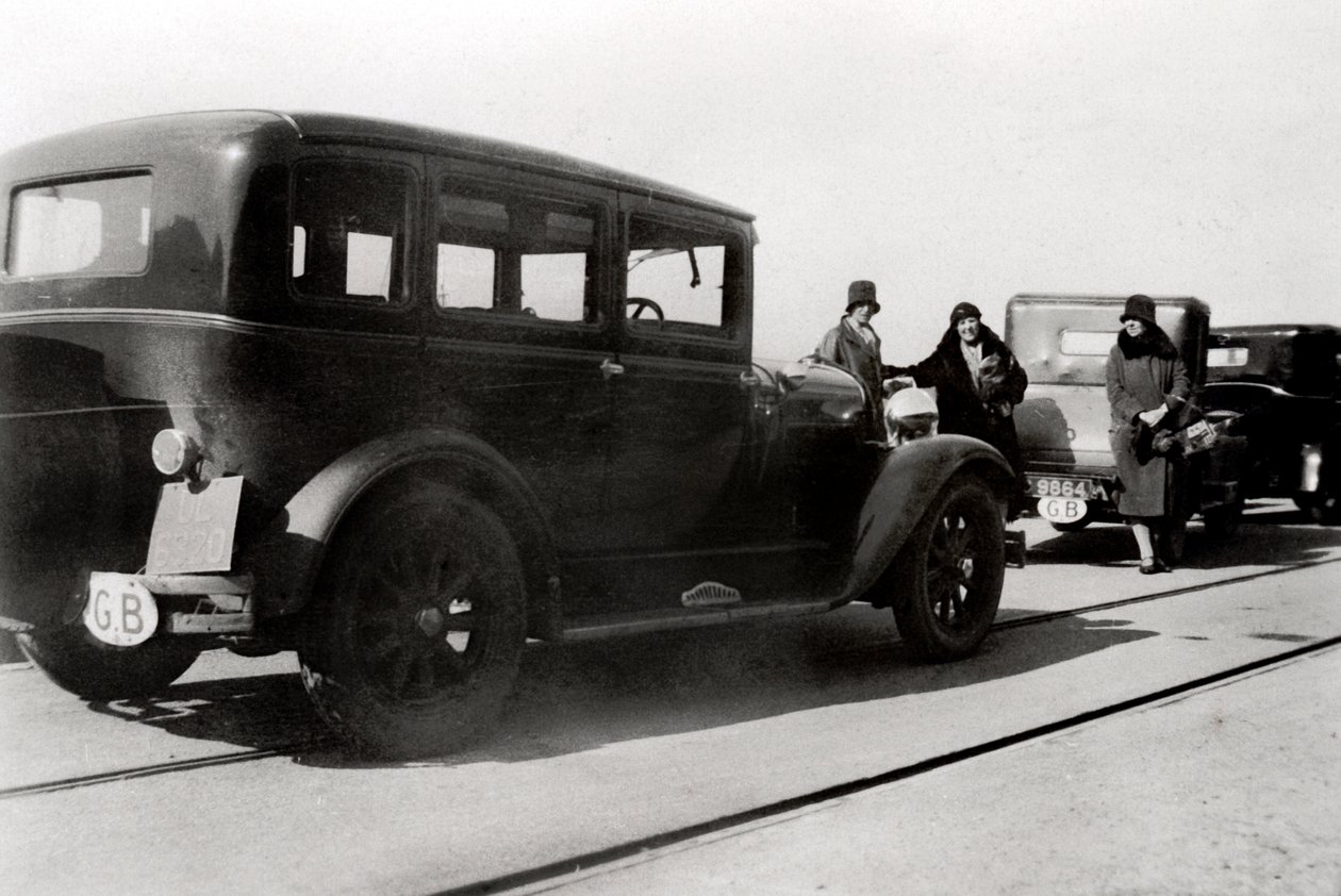 Kvinder og parkerede biler, 1930 af Unbekannt
