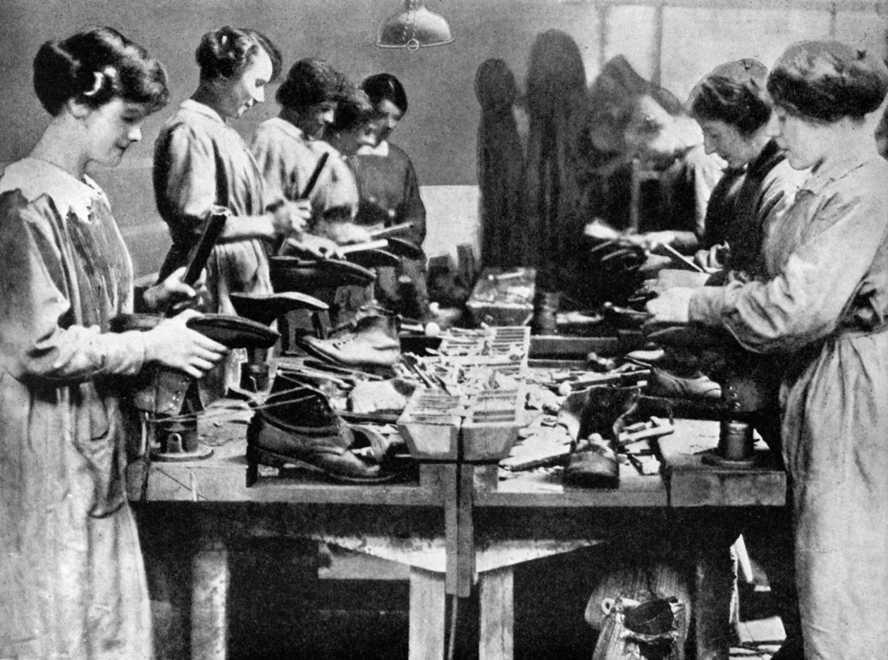 Kvindelige skomagere, der reparerer fodtøj til krigsindsatsen, 1914-1918 1936 af Unbekannt
