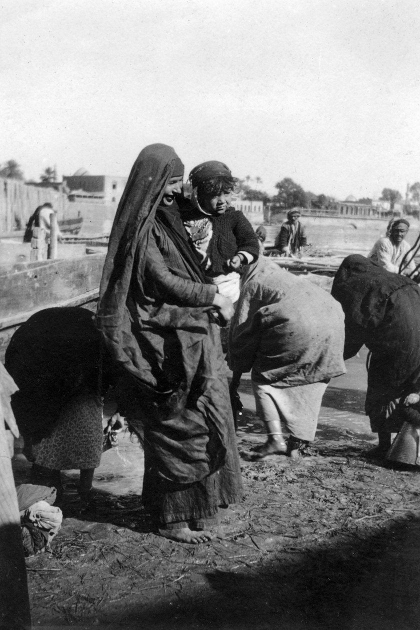 Kvinder samler vand ved Tigris-floden, Bagdad, Irak, 1917-1919 af Unbekannt