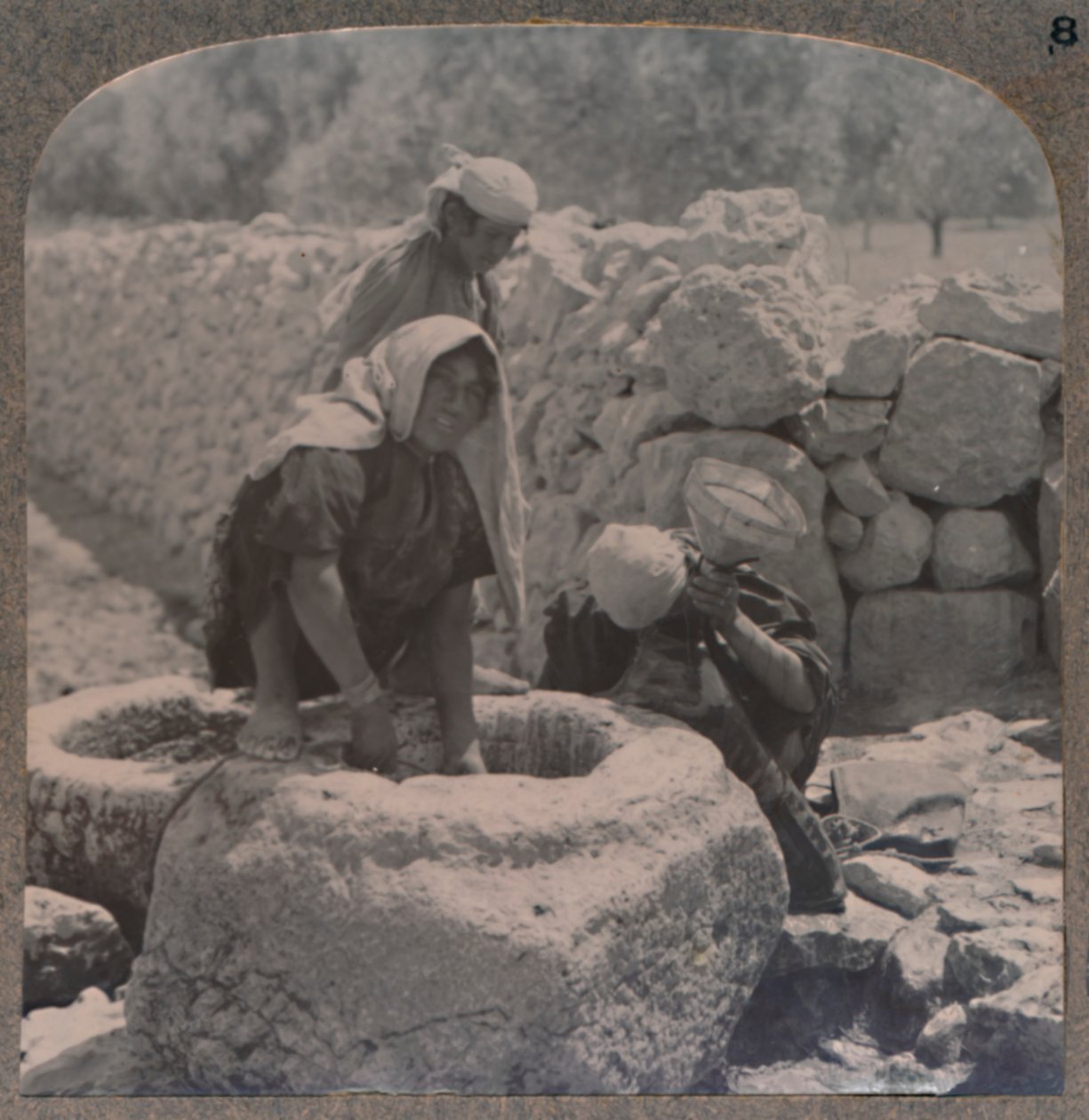 Kvinder trækker vand ved Magi-fontænen, på vejen til Betlehem, c1900 af Unbekannt